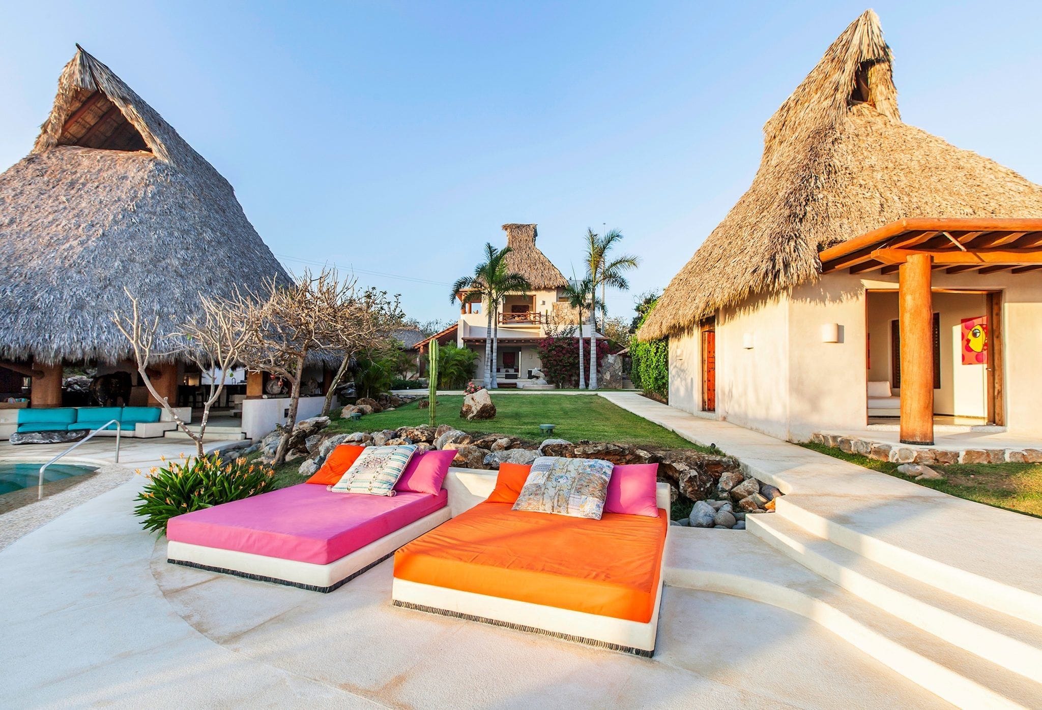 Poolside Day Beds Close Up - Casa En Las Rocas